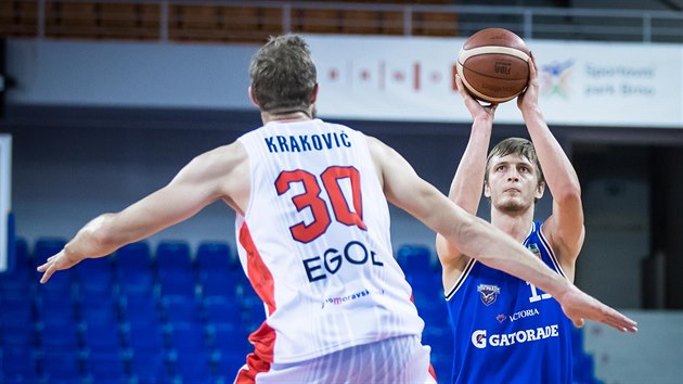 Jan trba (vpravo) z USK Praha stl v zpase s Brnem pes Jakuba Krakovie.