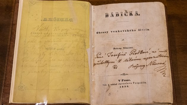 Sešitové vydání Babičky pochází z roku 1855. Spisovatelka Božena Němcová ji věnovala rodinné přítelkyni Josefině Proškové, nyní tento první výtisk vlastní Muzeum Boženy Němcové v České Skalici.