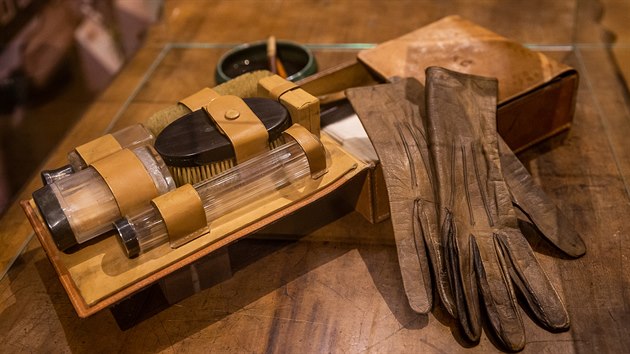 Kožený neseser s monogramem Karla Čapka, jeho rukavice a popelník s dřevěnými násadkami