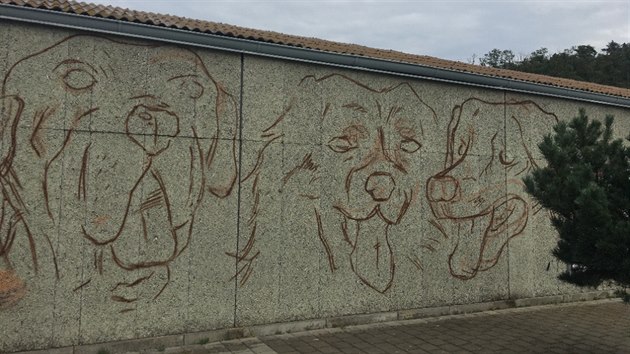 Venkovn stnu u parkovit tulku Mstsk policie Brno zdob malba t ps a koky. Autorem je mlad vtvarnk Klement acher.