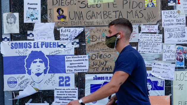 VZKAZY LEGEND. Spousta vzkaz a vyjden podpory se objevily na zdi ped klinikou, kde Diego Maradona podstoupil operaci mozku.