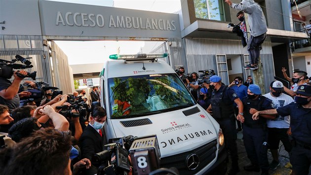 Ambulance, kter pev Diega Maradonu z nemocnice na odvykac kru, projd mezi novini a fanouky legendrnho fotbalisty.