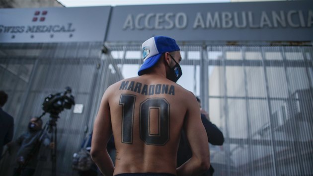 Fanouek s vmluvnm tetovnm ek ped nemocnic, kde Diego Maradona podstoupil operaci mozku.