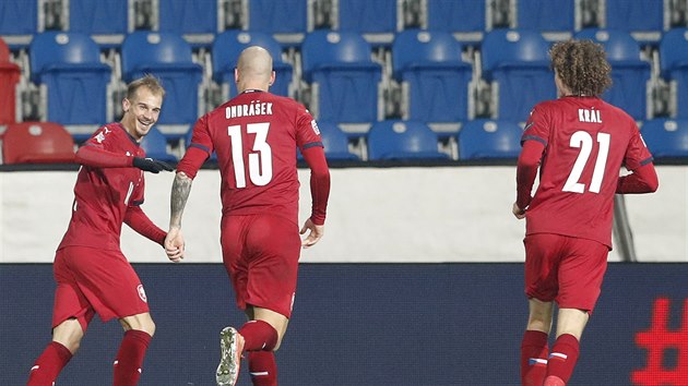 et fotbalist Vclav ern (vlevo) a Zdenk Ondrek se raduj z druhho glu v zpase se Slovenskem.