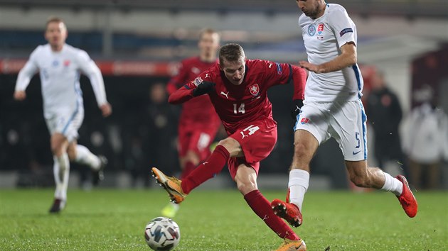 Reprezentační záložník Jakub Jankto se pokouší o zakončení v utkání Ligy národů se Slovenskem.