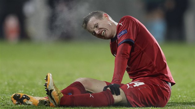 Reprezentační záložník Jakub Jankto vydýchává obranný zákrok slovenského fotbalisty.