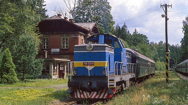 Lokomotiva 735.223 v ele osobnho vlaku ve stanici Karlov pod Jetdem
