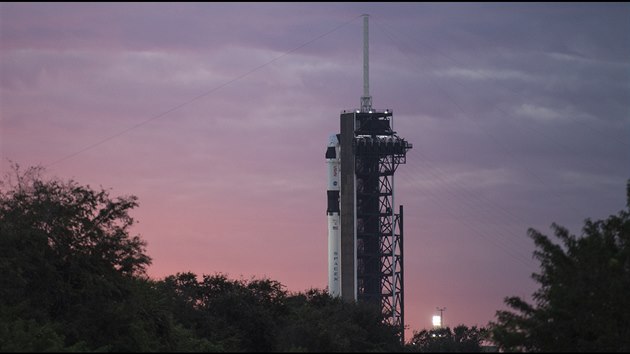 Loď SpaceX v neděli 15.11. ráno připravená ke startu v rámci mice Crew-1