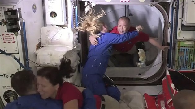 Pivtn novch obyvatel ISS. Na snmku u vlezu je Kate Rubinsov ze souasn posdky a doraziv japonsk astronaut Soii Nogui..