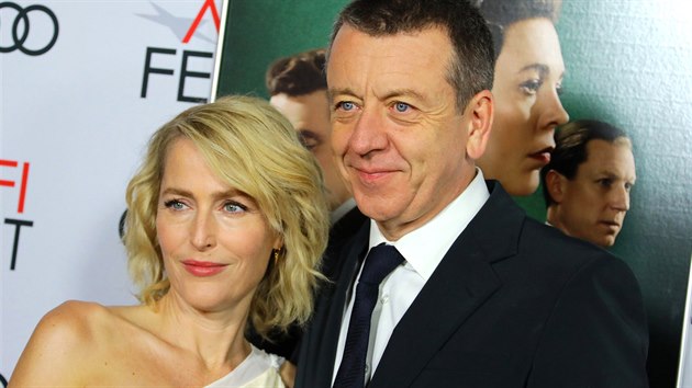 Gillian Andersonov a Peter Morgan (Los Angeles, 16. listopadu 2019)