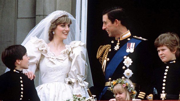 Prince Charles a princezna Diana na balkonu Buckinghamsk�ho pal�ce po svatebn�m ob�adu v Katedr�le sv. Pavla (Lond�n, 29. �ervna 1981)