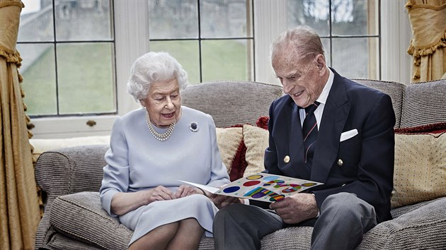 Královna Alžběta II. a princ Philip si prohlížejí přání od prince George, princezny Charlotte a prince Louise k 73. výročí svatby, které slaví 20. listopadu 2020 (Windsor, 17. listopadu 2020).