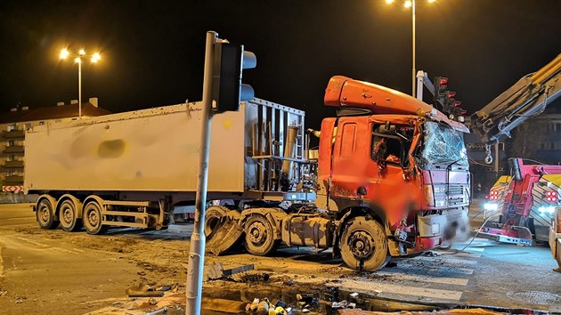 V Hradci Králové havarovalo nákladní vozidlo. V křižovatce se převrátilo a vysypal se z něj přitom celý náklad řepy. Nehoda se stala v křížení městského okruhu s ulicí Víta Nejedlého. (16. 11. 2020)