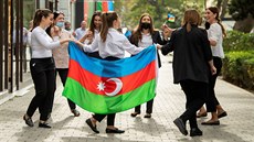 Ázerbájdánci oslavují vítzství ve válce v Náhorním Karabachu. (8. listopadu...