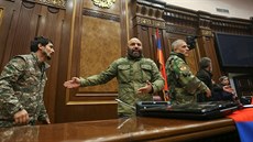 Jerevan. Natvaní Arméni po oznámení mírové dohody s Ázerbájdánem vpadli do...