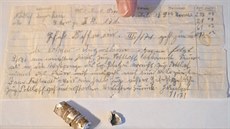 Nalezený dopis z holubí poty ve Francii, který je starý pes sto let. (8....