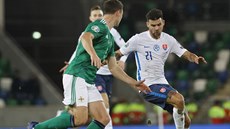 Slovenský útoník Michal uri (vpravo) v utkání proti Severnímu Irsku.