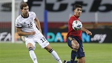 Leon Goretzka (vlevo) z N�mecka a Rodri ze �pan�lska.