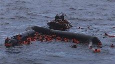 Uprchlíci z Libye na peplnné lodi se záchrannými vestami od nevládní...