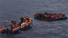 Uprchlíci z Libye na přeplněné lodi se záchrannými vestami od nevládní...