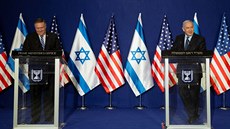 Americký ministr zahranií Mike Pompeo (vlevo) s izraelským premiérem...