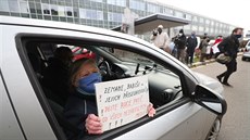 Lidé v autech demonstrují před hlavním vchodem do České televize na podporu...