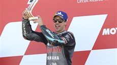 Ital Franco Morbidelli slaví triumf na Velké cen Valencie v kategorii MotoGP.