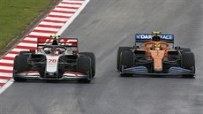 Kevin Magnussen (vlevo) a Lando Norris bhem Velké ceny Turecka.