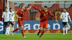 Belgičané Kevin De Bruyne (vlevo) a Thomas Meunier slaví gól svého týmu proti...