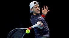 Argentinec Diego Schwartzman hraje balonek v utkání skupiny Turnaje mistr. 