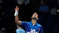 Srb Novak Djokovič slaví vítězství v prvním utkání Turnaje mistrů.