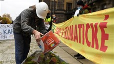 Aktivisté z hnutí Extinction Rebellion demonstrují před pražskou budovou...