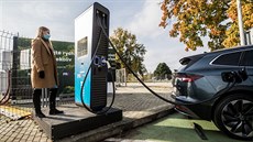 To hlavní pro nabíjení elektromobil je v Letanech ukryté za nabíjecí stanicí...