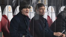 Trenér Joachim Löw sleduje s kolegy pípravný zápas Nmecka s eskem.