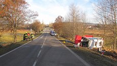 Vozidlo dopravní zdravotní sluby havarovalo mezi obcemi Chlum a Volary.