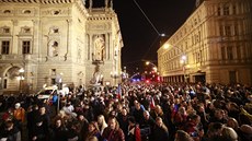 Stovky lidí v Praze protestují proti vládním opatřením. (17. listopadu 2020)