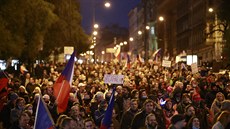 Stovky lidí v Praze protestují proti vládním opatřením. (17. listopadu 2020) | na serveru Lidovky.cz | aktuální zprávy