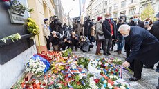 Václav Klaus pokládá kvtiny k pamtní desce na Národní tíd. (17. listopadu...