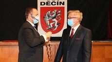 Odvolaný primátor Jaroslav Hrouda předává insignii Jiřímu Andělovi, který se...