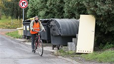 Typický obraz od �eských kontejner�. Vedle popelnic se kupí starý nábytek. 