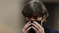 Nmecký kou Joachim Löw schoval tvá pod rouku, je krátce po utkání panlsko...