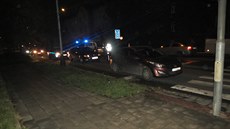 Snímek z nehody, pi ní v ulici Husova v Perov na kiovatce idi naboural...