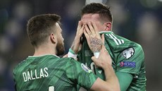 Kyle Lafferty a Stuart Dallas ze Severního Irska truchlí poté, co pili o...