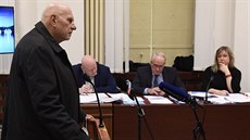 Předseda Ústavního soudu Pavel Rychetský vypovídá u Obvodního soudu pro Prahu...