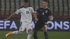 Skotský fotbalista Scott McTominay (vpravo) brání Sergeje Milinkovie-Saviee ze...