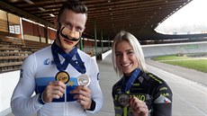 Tomá Bábek a Sára Kakovská ukazují medaile, které vybojovali na uplynulém ME...