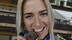 Dráhová cyklistka Sára Kakovská ukazuje stíbrnou medaili, kterou vybojovala...
