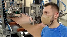 Firma Respilon vyrábí unikátní respirátor, který zabíjí viry a vydrží vám týden.