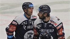 Vítkovičtí hokejisté Jan Hruška (vlevo) a Petr Trška se radují z gólu.