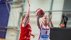 eská basketbalistka Lenka Bartáková (v bílém) zakonuje na dánský ko kolem...